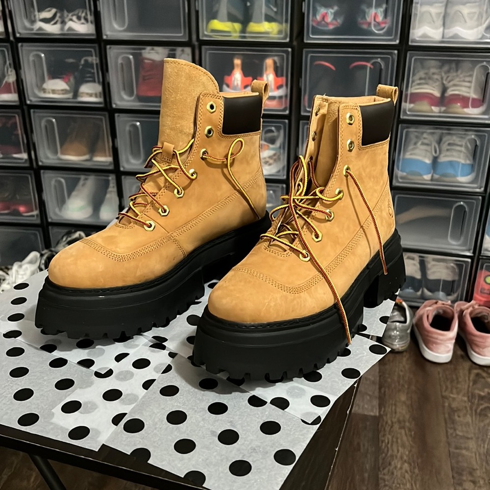 Women’s size 9 timberland Sky platform boots